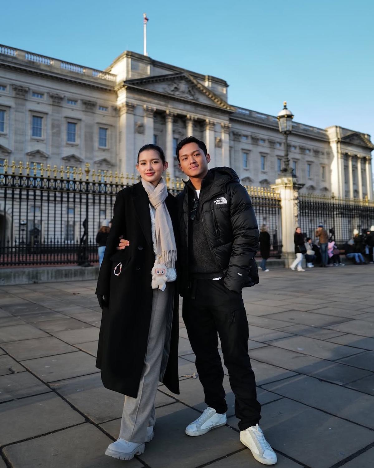 Nggak LDR Lagi, 7 Potret Azriel Hermansyah Bertemu Sarah Menzel di Inggris - Berangkat Bersama Calon Ibu Mertua