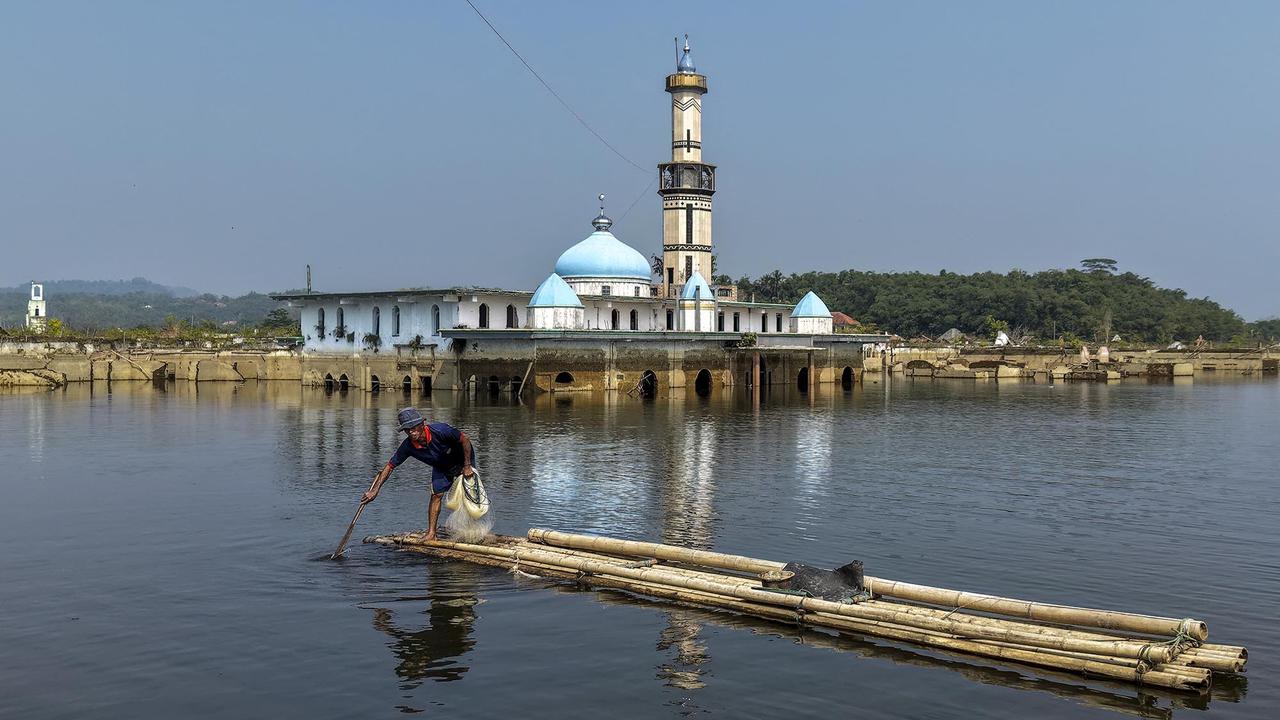 Kekeringan Memunculkan Kembali Kampung di Bendungan Karian