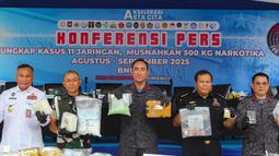 Kepala Badan Narkotika Nasional (BNN) Republik Indonesia, Komjen Suyudi Ario Seto (tengah) menunjukkan barang bukti narkoba saat jumpa pers di Kantor BNN, Cawang, Jakarta, Senin (15/9/2025). (merdeka.com/Arie Basuki)