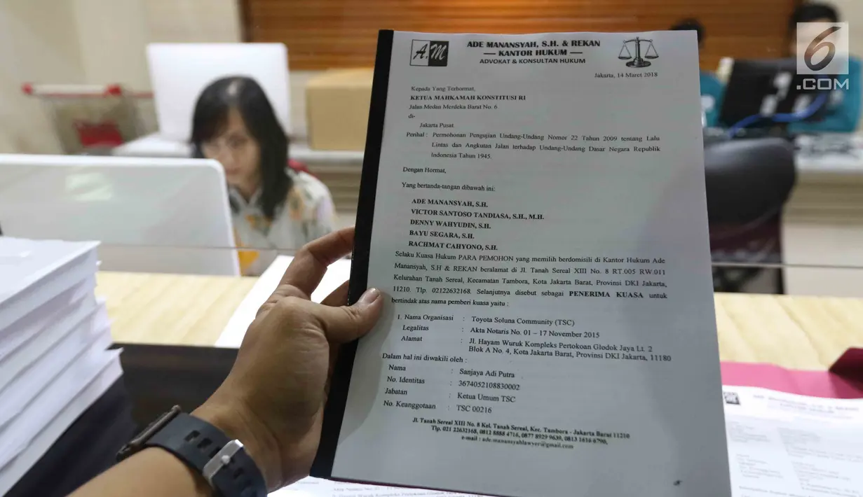 Berkas permohonan pengujian UU Lalu Lintas dan Angkutan Jalan ke MK di Jakarta, Rabu (14/3). Mereka meminta MK mengkaji Pasal 106 Ayat (1) dan Pasal 283 UU No. 22 Tahun 2009. (Liputan6.com/Angga Yuniar)