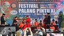 Aksi palang pintu saat Festival Palang Pintu 2016 di Kemang, Jakarta, (28/5). Festival tersebut menampilkan budaya Betawi di sepanjang Jalan Kemang Raya dengan dua panggung utama dan sekitar 270 booth. (Liputan6.com/Immanuel Antonius)