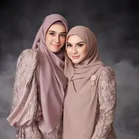 Duo aktris cantik Dhini Aminarti dan Irish Bella dampingi Clara Shinta memasuki kehidupan pernikahan. Keduanya dipilih menjadi bridesmaid dengan makeup soft glam yang beda gaya [@aldiphotoofficial]
