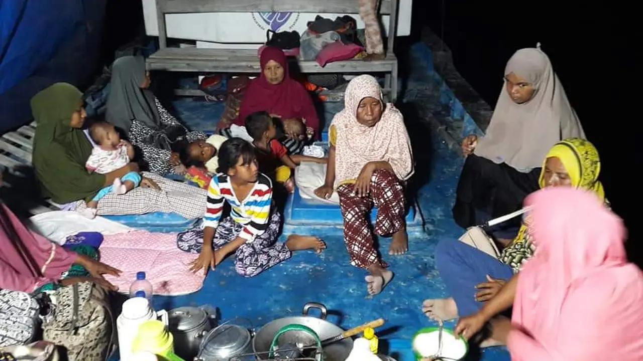Warga Kojadoi mengungsi diatas kapal motor pasca gempa,Selasa (14/12/2021). (Foto Istimewah)