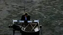 Pianis Ricardo de Castro Monteiro didampingi penari melakukan aksi bermain piano di udara selama Virada Cultural di Brasil (22/6/2015). Virada Cultural merupakan acara budaya 24 jam tanpa gangguan dengan berbagai cara unik.  (AFP PHOTO/Miguel Schincariol)