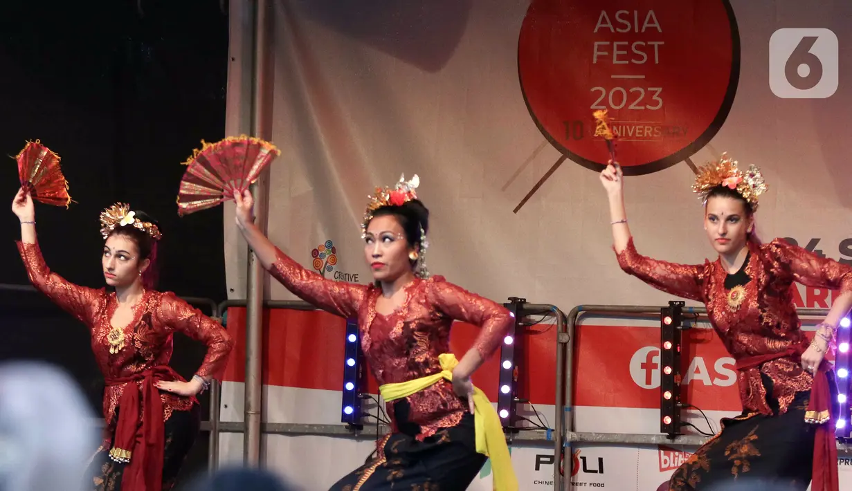 Sejumlah penari membawakan tarian Bali pada acara Asia Fest 2023 di Arena Nasional, Bucharest, Rumania, Minggu (24/9/2023). Asia Fest merupakan festival yang mengedepankan budaya dan tradisi Timur. (Liputan6.com/Herman Zakharia)