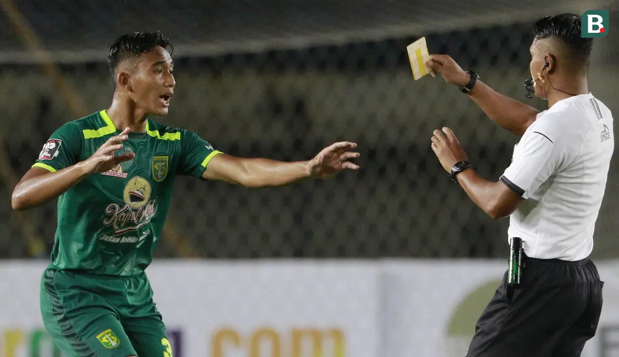 Dalam pertandingan babak 8 besar antara Persib Bandung melawan Persebaya Surabaya, Agus juga memberikan dua kartu merah dan tiga kartu kuning selama memimpin laga. (Foto: Bola.com/M Iqbal Ichsan)