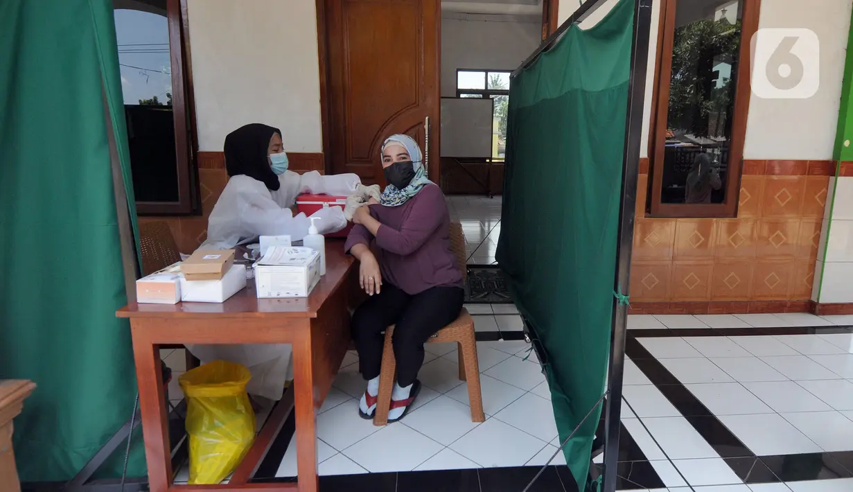 Warga Kelurahan Serua mendapatkan suntikan pertama vaksin COVID-19 Sinovac di musala Pesantren Nurul Hidayah, Serua, Kota Depok, Jawa Barat, Rabu (22/9/2021). Kegiatan Vaksinasi Merdeka ini dalam rangka menyukseskan program vaksinasi nasional. (merdeka.com/Arie Basuki)