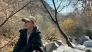 Masih sempat hiking di Spanyol, Najwa Shihab tampil boyish dengan training set [instagram/najwashihab]