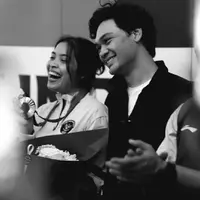 Kali ini, giliran Mikha yang temani Gregoria saat match day di Paris. Tampak Mikha kenakan busana layering senada seperti sang kekasih. [@mikha97/@gregoriamrska].