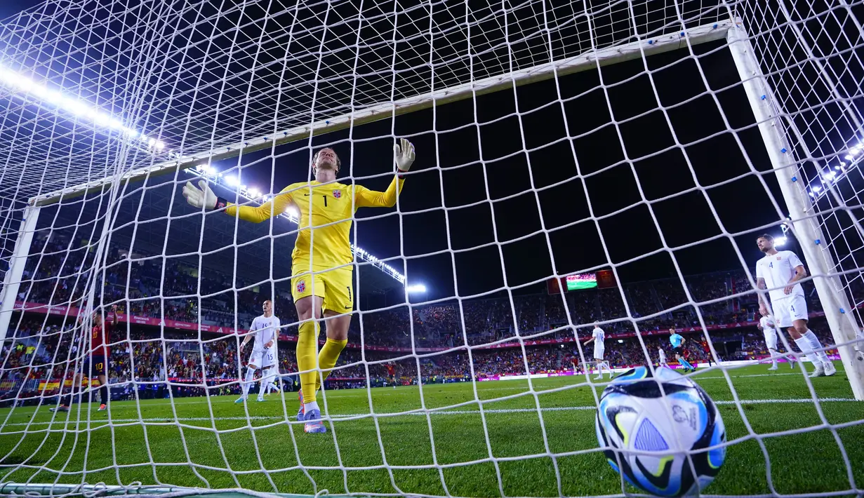 Kiper Norwegia, Orjan Nyland, tampak lesu setelah gawangnya dibobol oleh pemain Spanyol, Joselu, pada laga pembuka Grup A Kualifikasi Euro 2024 di Estadio La Rosaleda, Malaga, Minggu (26/3/2023). Di bawah asuhan De la Fuente, Spanyol menang tiga gol tanpa balas atas Norwegia. (AP Photo/Manu Fernandez)