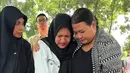 Suasana duka menyelimuti pemakaman Herby. Isak tangis keluarga mengiringi pemakaman Herby yang meninggal dalam usia 60 tahun. Sebelumnya, Afdal juga membagikan kabar duka melalui akun instagram storynya. [TikTok/afdhalyusmann]