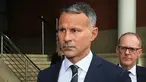 Mantan bintang Manchester United dan manajer Wales Ryan Giggs meninggalkan Pengadilan Mahkota Manchester Minshull Street setelah menghadiri persidangannya karena menyerang mantan pacarnya, di Manchester (8/8/2022). Giggs diadili atas tuduhan menyerang dan secara paksa mengendalikan mantan pacarnya, dalam kasus yang telah menjungkirbalikkan karir manajerialnya. (AFP/Lindsey Parnaby)