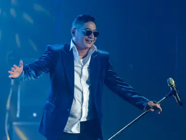 Vokalis UNGU, Pasha, tampil menghibur penggemar dalam konser Waktu Yang Dinanti – Final Chapter di Tennis Indoor Senayan, Jakarta, Jumat (30/10/2026). Penampilan tersebut menjadi bagian dari perayaan 30 tahun perjalanan musik UNGU. (KLY/Budy Santoso)
