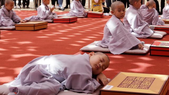 Tingkah Lucu Para Biksu Cilik Rayakan Kelahiran Buddha