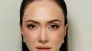 Lisptik nude dan lip gloss menutup pulasan clean makeup Shandy Aulia untuk foto paspor [@shandyaulia]