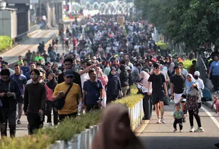 Seperti biasa, momen Hari Bebas Kendaraan Bermotor atau car free day (CFD) di Jakarta pada Minggu pagi dimanfaatkan warga untuk beragam aktivitas, salah satunya dengan berolahraga. (Liputan6.com/Angga Yuniar)