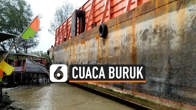 Sebuah kapal tongkang terseret ombak besar di Pantai Pulo Kodok, Tegal, Jawa Tengah. Kapal tersebut sempat menabrak pohon dan tempat duduk pengunjung pantai.