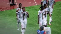 Selebrasi para pemain Timnas Mali U-17 setelah Mahamoud Barry (kedua kiri) mencetak gol kedua ke gawang Timnas Kanada U-17 pada laga ketiga Grup B Piala Dunia U-17 2023 di Stadion Gelora Bung Tomo, Surabaya, Kamis (16/11/2023). (Bola.com/Bagaskara Lazuardi)