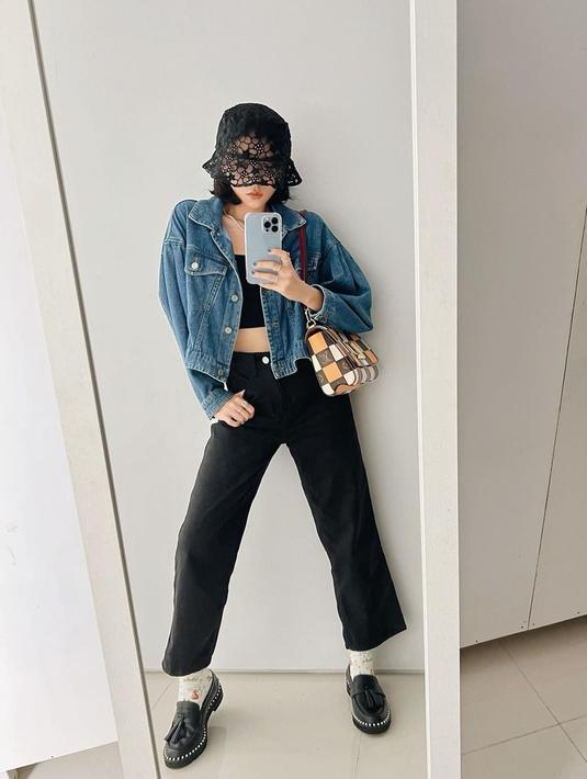 Sering tampil anggun, Isyana Sarasvati juga bisa tampil swag dan keren saat pakai jaket denim. Terlebih, kali ini ia tampak mengenakan bucket hat yang membuat penampilannya makin stylish. (Liputan6.com/IG/@isyanasarasvati)