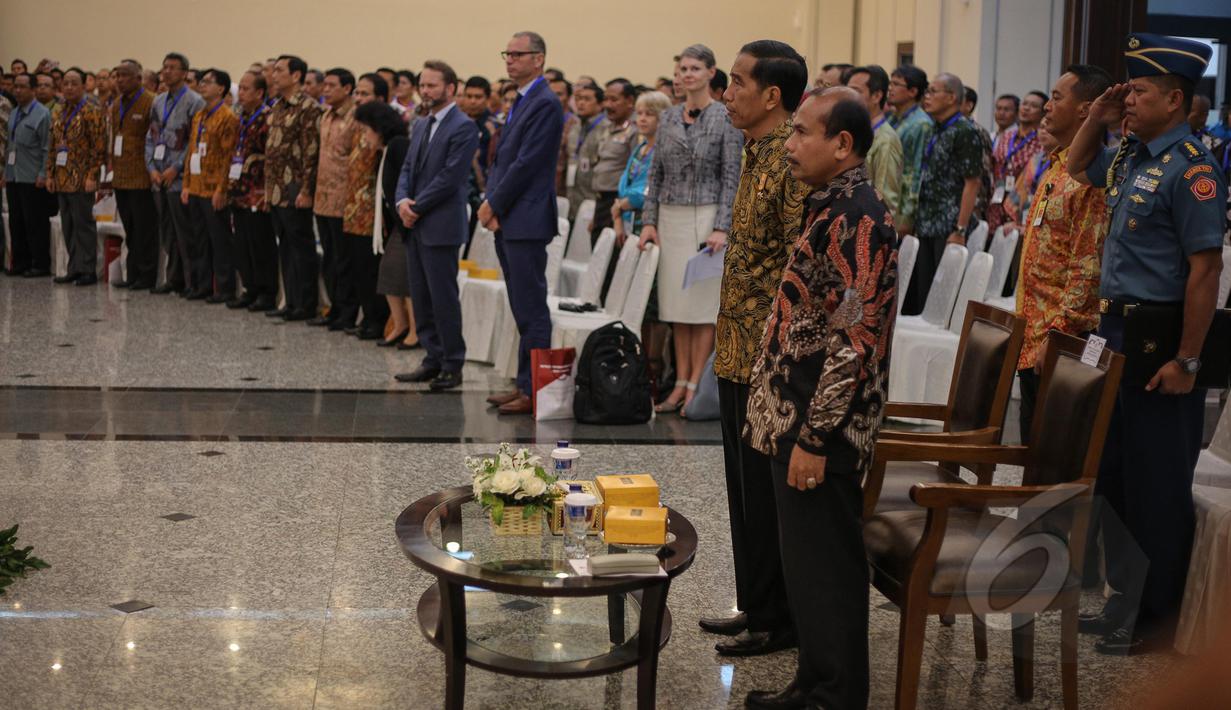 Presiden Joko Widodo saat mengikuti acara peluncuran Inpres di Kantor Kementerian PPN/Bappenas, Jakarta, Selasa (26/5/2015). Inpres Nomor 7 Tahun 2015 merupakan pelaksanaan amanat Pasal3 Perpres Nomor 55 Tahun 2012. (Liputan6.com/Faizal Fanani)