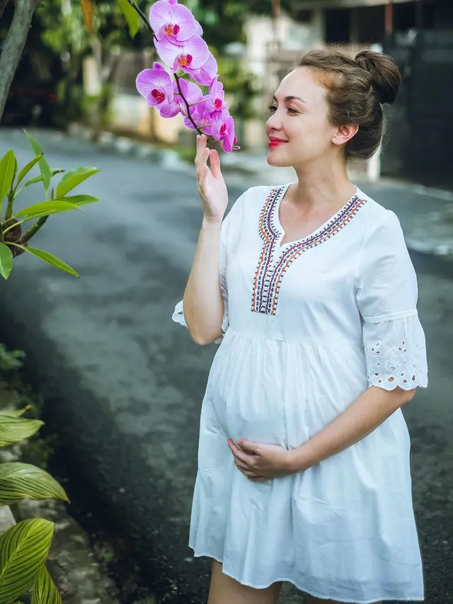 5 Pemotretan Rianti Cartwright Rayakan Tujuh Bulan Kehamilan di Tengah Pandemi