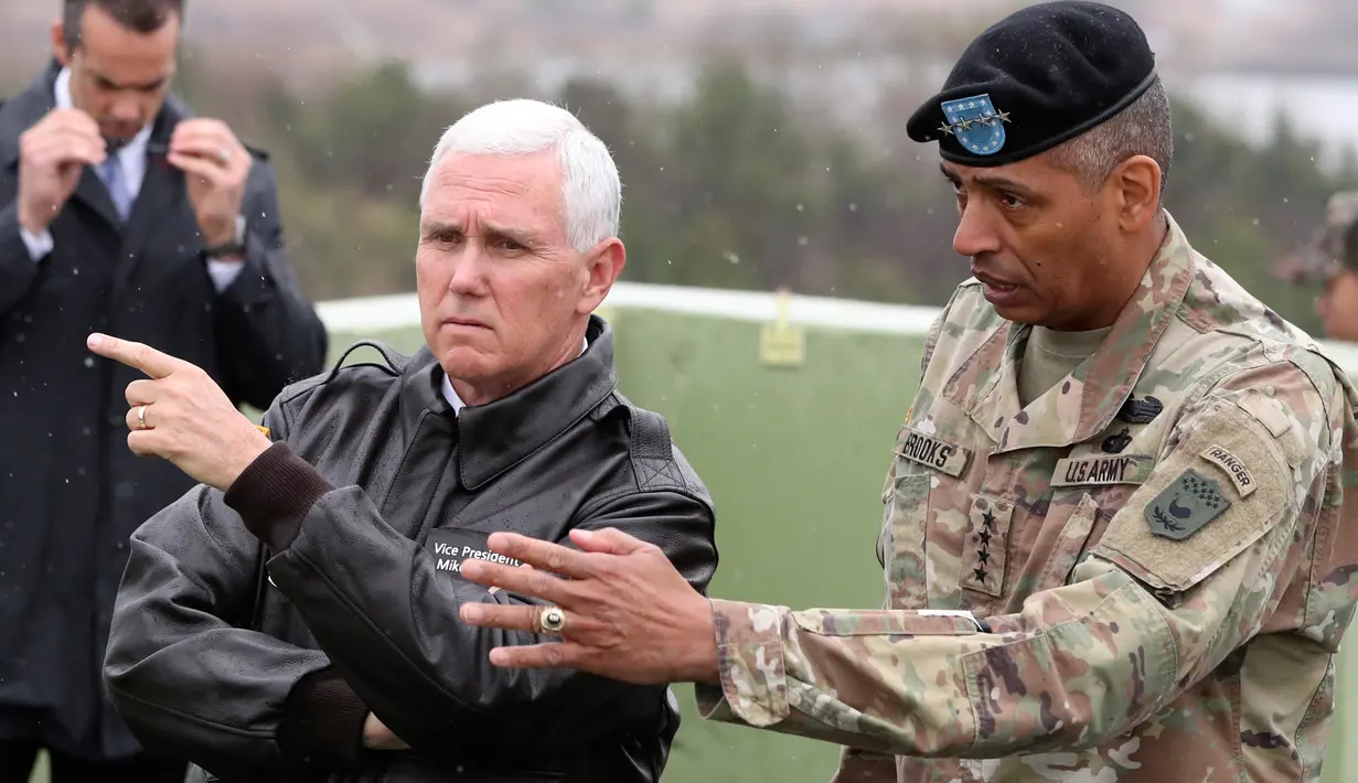 Wapres AS Mike Pence mendengarkan penjelasan kepala angkatan militer AS, Jenderal Vincent Brooks, saat mengunjungi Pos Pengamatan Ouellette di sepanjang Zona Demiliterisasi (DMZ) di perbatasan Korsel dan Korut, Senin (17/4). (AP Photo/Lee Jin-man)