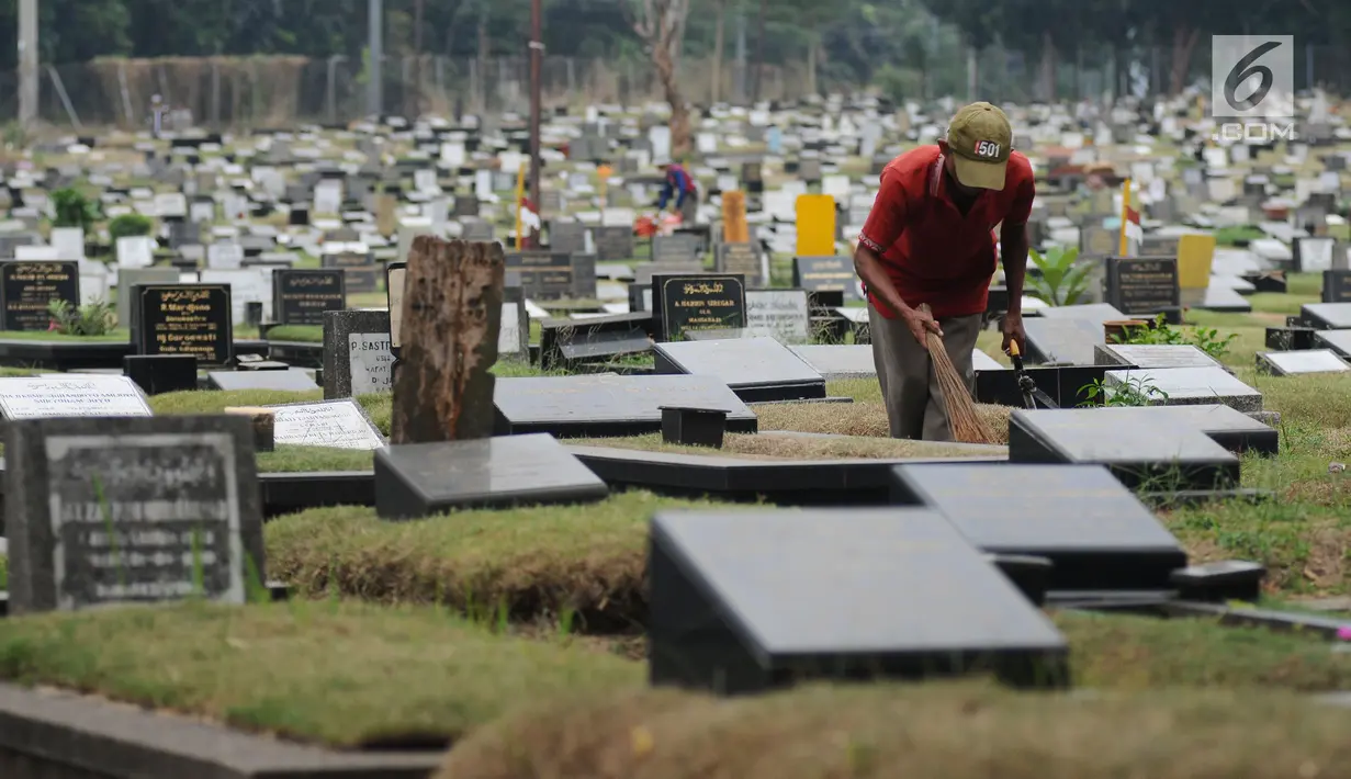 Petugas membersihkan makam di TPU Tanah Kusir, Jakarta, Selasa (29/8). Suku Dinas Kehutanan DKI Jakarta berencana memperluas area TPU Tanah Kusir sebesar 1,9 hektare. (Liputan6.com/Helmi Fithriansyah)