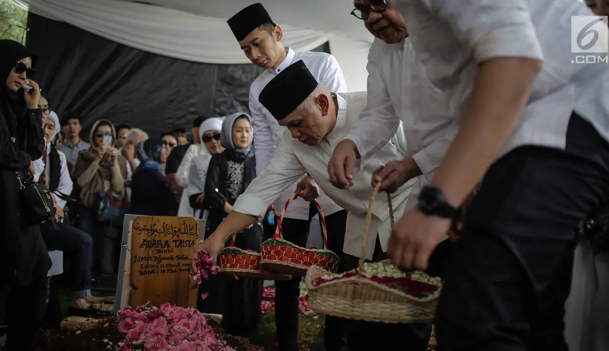 Hatta Rajasa menaburkan bunga di makam almarhum Adara Taista di makam TPU Tanah Kusir, Jakarta, Senin (21/5). Rasyid Rajasa dan Adara Taista baru menikah selama enam bulan. (Liputan6.com/Faizal Fanani)