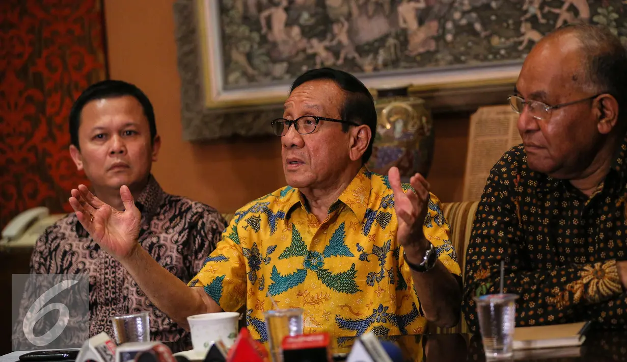 Ketua Dewan Pertimbangan Partai Golkar Akbar Tanjung  (tengah) memberikan konferensi pers di Jakarta, Minggu (3/1). Pertemuan tersebut mendesak agar kedua kubu partai melakukan rekonsiliasi dengan menyelenggarakan munas. (Liputan6.com/Faizal Fanani)