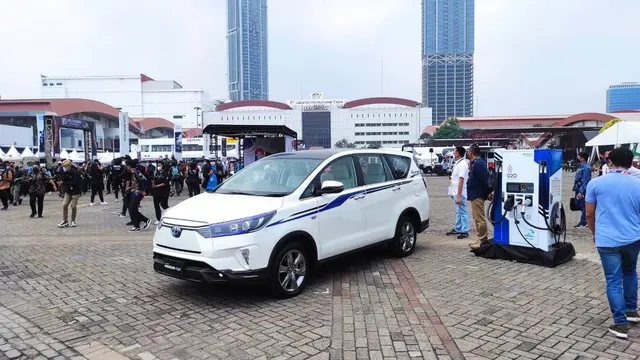 Menteri Airlangga Hartarto Jajal Toyota Kijang Innova EV Concept di IIMS 2022