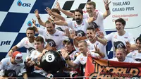 Rider Repsol Honda Marc Marquez merayakan gelar juara dunia kedelapan sepanjang karier dengan bola biliar. (AFP/Lillian Suwanrumpha)