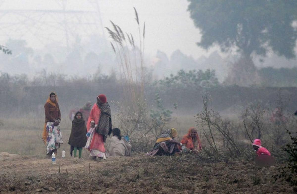 Minim sanitasi, warga India nekat buang air besar di pinggir rel