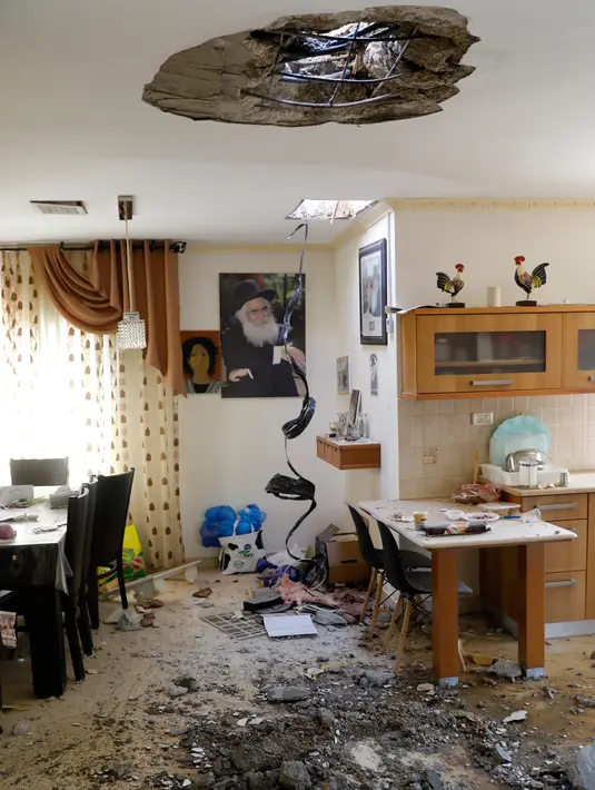Kerusakan dalam sebuah rumah setelah serangan roket dari Jalur Gaza menghantam Kota Netivot, Israel, Selasa (12/11/2019). Tewasnya komandan Jihad Islam Baha Abu Al-Ata memicu serangan balasan dari militan Palestina di Gaza. (Menahem Kahana/AFP)