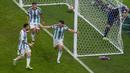 <p>Pemain Argentina, Julian Alvarez (ketiga kiri) melakukan selebrasi setelah mencetak gol kedua timnya ke gawang Kroasia saat laga semifinal Piala Dunia 2022 yang berlangsung di Lusail Stadium, Qatar, Selasa (13/12/2022) waktu setempat. (AP Photo/Martin Meissner)</p>