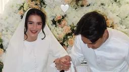 Momen ini menjadi lebih istimewa karena kehadiran putra Yasmine yang terlihat nyaman berada di sisi Arifin. Dalam salah satu foto, Arifin dengan penuh kasih membangun interaksi dengan sang anak, menunjukkan bahwa ia tidak hanya menerima Yasmine, tetapi juga siap menjadi bagian dari keluarga kecilnya. Kedekatan ini menjadi bukti bahwa hubungan mereka bukan sekadar antara dua insan, tetapi juga menyatukan hati yang lebih luas. (Liputan6.com/IG/@yxsmine.ow)
