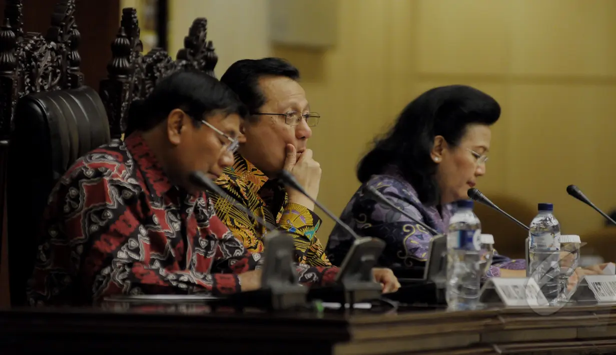 Ketua DPD RI Irman Gusman (tengah) saat menghadiri Rapat Paripurna, Jakarta, Rabu (8/4/2015). Rapat paripurna berisi ikhtisar hasil pemeriksaan BPK RI semester II tahun 2014. (Liputan6.com/Andrian M Tunay)