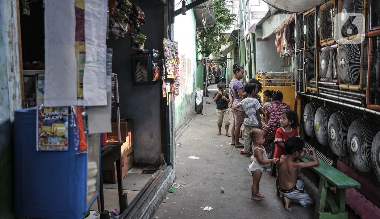 Aktivitas anak-anak di kawasan perkampungan kumuh Semper, Cilincing, Jakarta, Selasa (12/10/2021). Data Badan Pusat Statistik (BPS) Provinsi DKI Jakarta per September 2021 mencatat, jumlah penduduk miskin di Ibu Kota mencapai 362 ribu jiwa. (merdeka.com/Iqbal S. Nugroho)