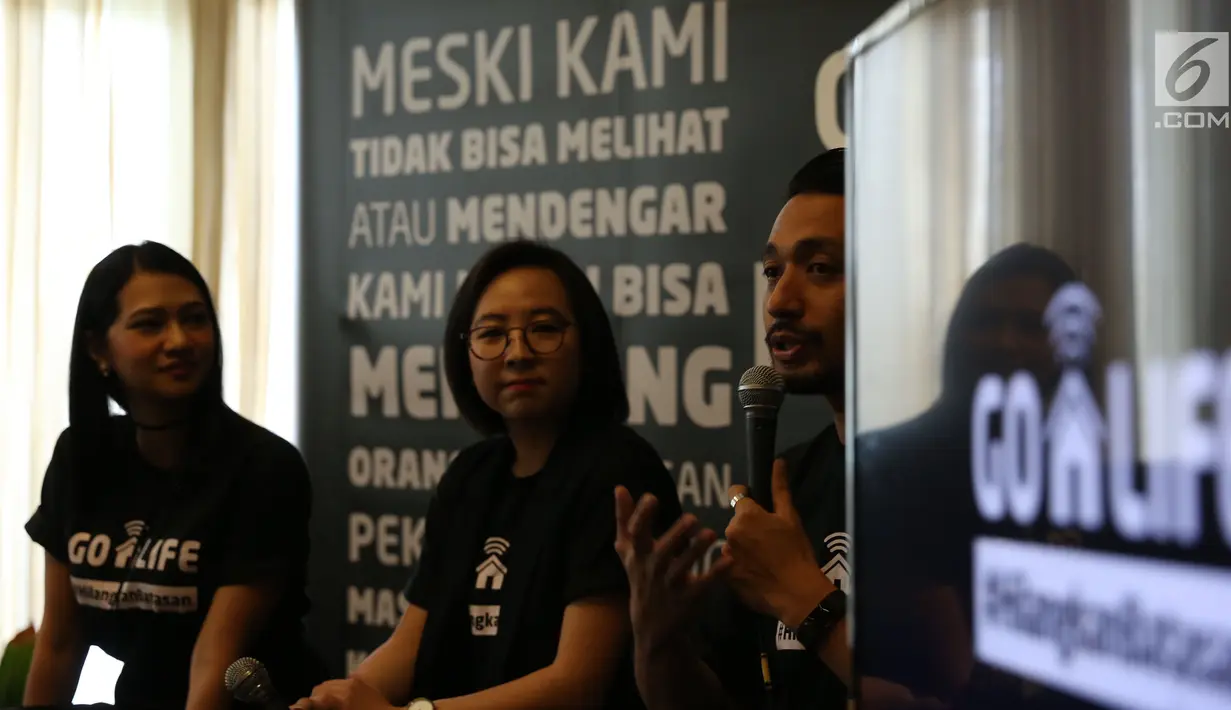 Vp Corporate Affairs Go-Jek Michael Say (kanan), Vp Marketing Go-Life Yuanita Agata (tengah) dan CEO ThisAble Enterprise Angki Yudistia (kiri) saat acara gerakan sosial Go-Life #HilangkanBatasan di Jakarta, Kamis (18/10). (Merdeka.com/Imam Buhori)