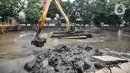 Alat berat dioperasikan saat pengerukan lumpur di Kali Pasar Baru, Jakarta, Minggu (23/5/2021). Pengerukan lumpur Kali Pasar Baru yang merupakan aliran Kali Ciliwung itu guna mencegah pendangkalan serta mengantisipasi banjir di musim penghujan. (merdeka.com/Iqbal S Nugroho)