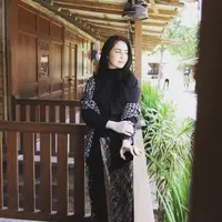 Menikah dengan Emil Dardak yang merupakan wakil Gubernur Jawa Timur, Arumi Bachsin mengalami berbagai perubahan. Kalau sebelumnya tentang gaya hidup Arumi yang sudah tak lagi membeli barang branded, kini mengenai perilakunya. (Instagram/arumibachsin_94)