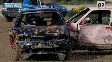 Pengemudi berkompetisi saling menghancurkan mobil 'Demolition Derby'  di Ta 'Qali, Malta pada 10 Maret 2019. Acara ini merupakan demolition derby wanita pertama yang diselenggarakan Association of Motor Sports and Cars. (REUTERS/Darrin Zammit Lupi)