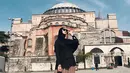 Potret cantik Citra Kirana kenakan hijab dan atasan warna hitam dengan kacamatanya, berada di depan Hagia Sophia, yang dahulunya Katedral, Masjid dan kini jadi museum di Istanbul, Turki. (Liputan6.com/IG/@citraciki)