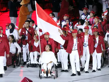 Atlet Para Games Indonesia melakukan defile saat pembukaan Asian Para Games 2018 di Stadion Utama Gelora Bung Karno, Jakarta, Sabtu (6/10). Asian Para Games 2018 berlangsung 6-13 Oktober. (Liputan6.com/Helmi Fithriansyah)