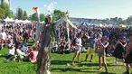 Seorang wanita berjalan membawa ganja besar saat merayakan acara legalisasi ganja 4/20 di Sunset Beach, Vancouver, Kanada (20/4). Legalisasi ini telah menjadi janji kampanye utama perdana menteri yang baru terpilih, Justin Trudeau. (AFP/Jeff Vinnick)