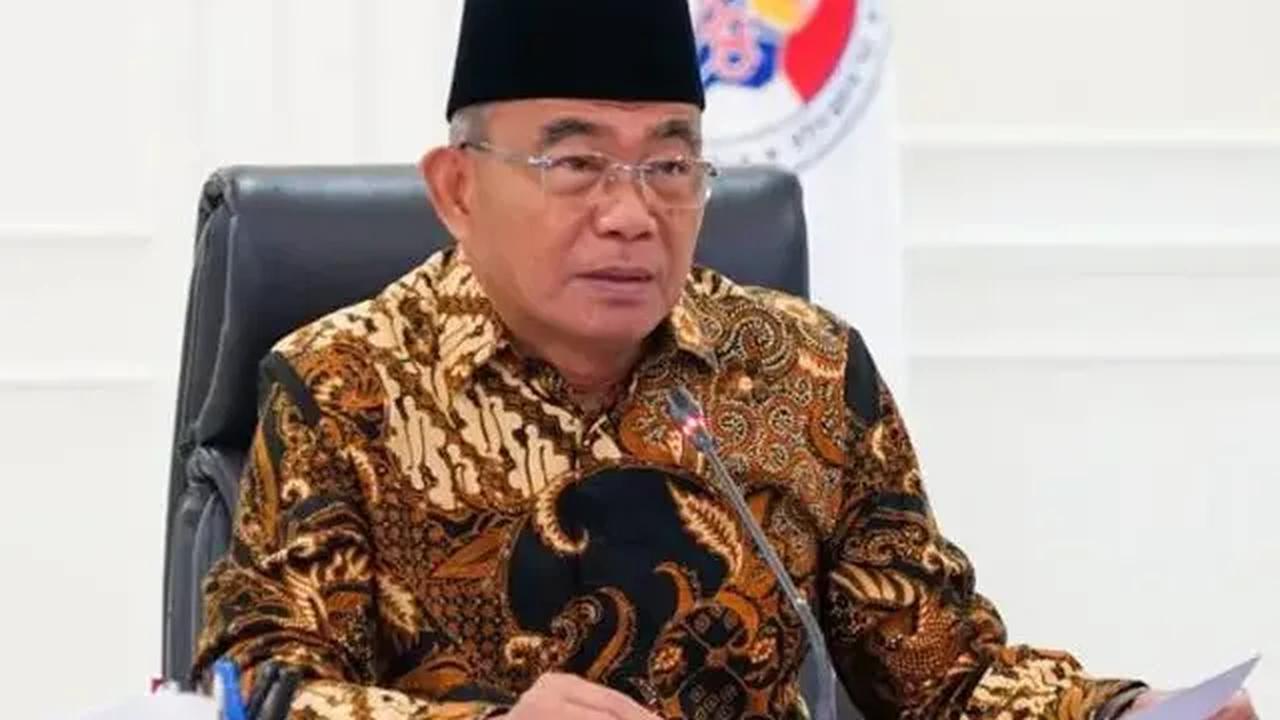 Selain itu guru hingga ustaz, Muhadjir menambahkan, alumni-alumni Al-Zaytun juga dicek apakah mengikuti ajaran di ponpes itu yang menyimpang atau tidak.