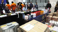Bareskrim Mabes Polri menggelar perkara kasus produsen oli palsu di Mabes Polri, Jakarta, Kamis (8/6/2023). (merdeka.com/Imam Buhori)