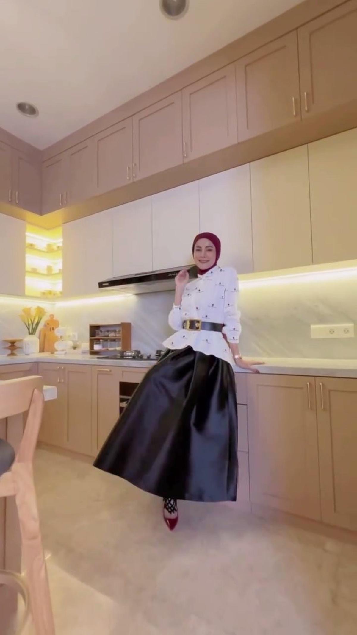 8 Potret Dapur Baru Olla Ramlan yang Elegan dan Cozy, Dilengkapi Chandelier yang Indah