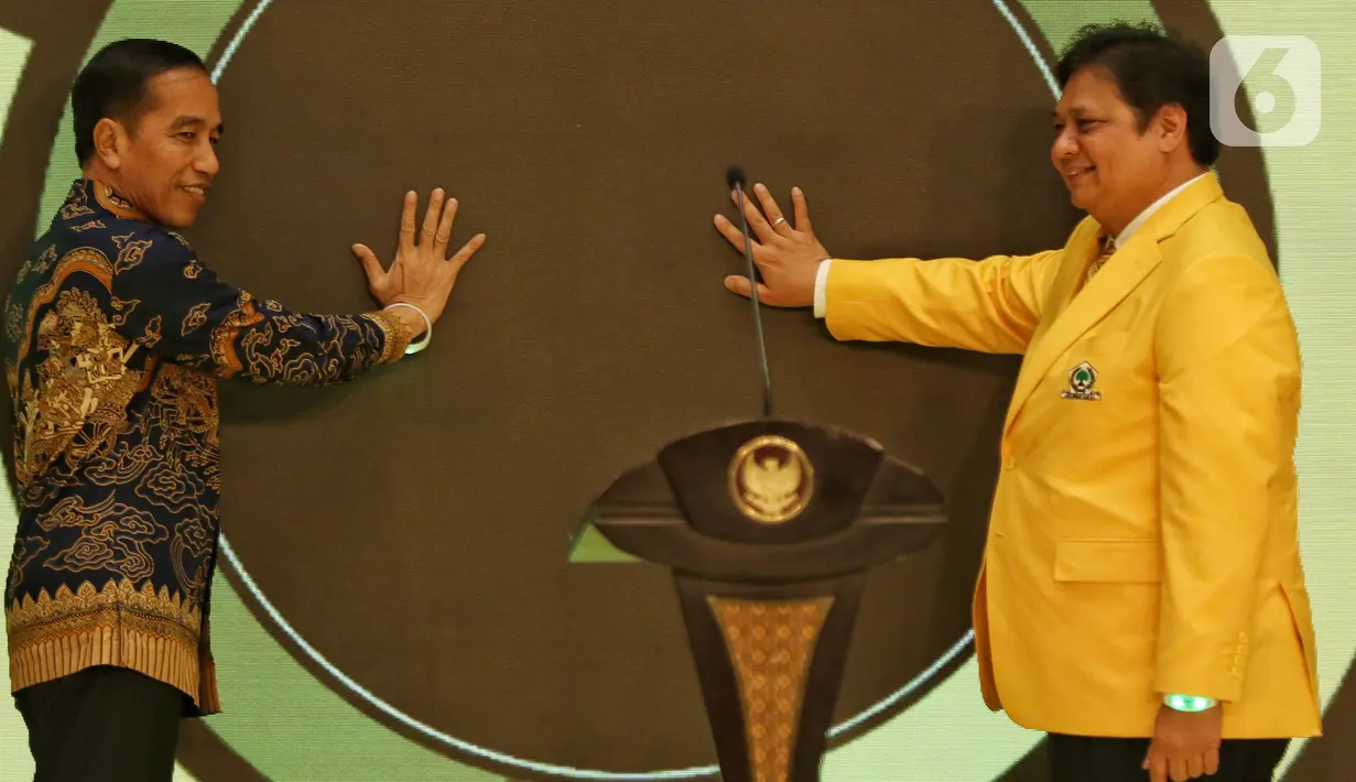 Presiden Joko Widodo (kiri) dan Ketua Umum Partai Golkar Airlangga Hartarto (kanan) saat peringatan HUT ke-55 Partai Golkar di Jakarta, Rabu (6/11/2019). HUT ke-55 Partai Golkar mengangkat tema '55 Tahun Partai Golkar Bersatu untuk Negeri Berkarya untuk Bangsa'. (Liputan6.com/JohanTallo)