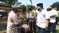 Kakorlantas Polri Irjen Istiono membagikan sembako kepada PKL di DKI Jakarta. (Ist)
