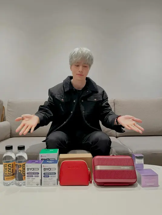<p>Baru-baru ini Lee Dong Wook mengunggah sejumlah foto dengan sejumlah barang-barang yang tertata di mejanya. (Foto: Instagram/ leedongwook_official)</p>